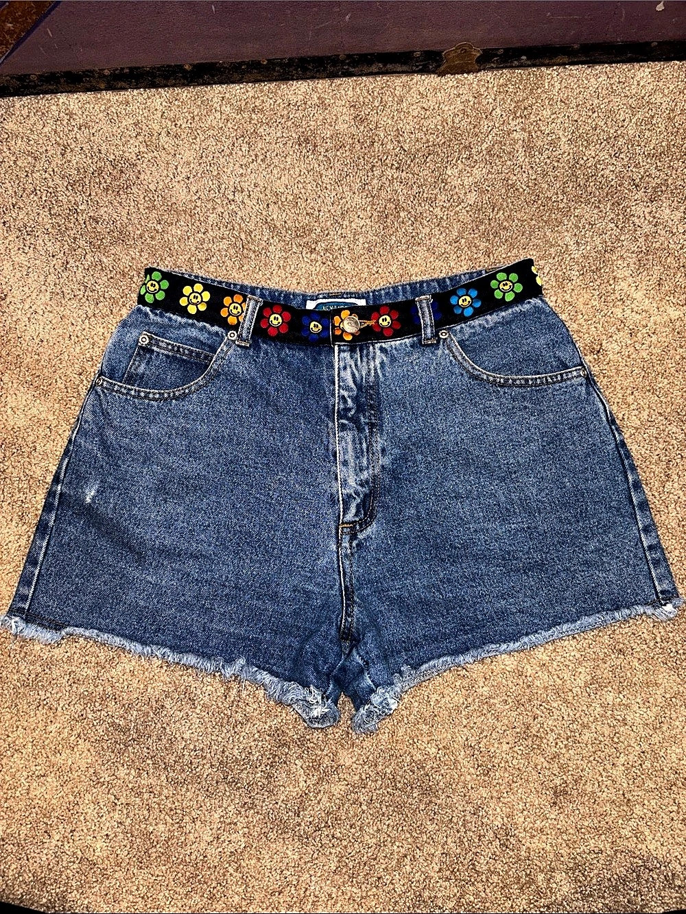 VTG 90s Next Issue Denim Shorts w/ Smiley Flower Belt - Size 9